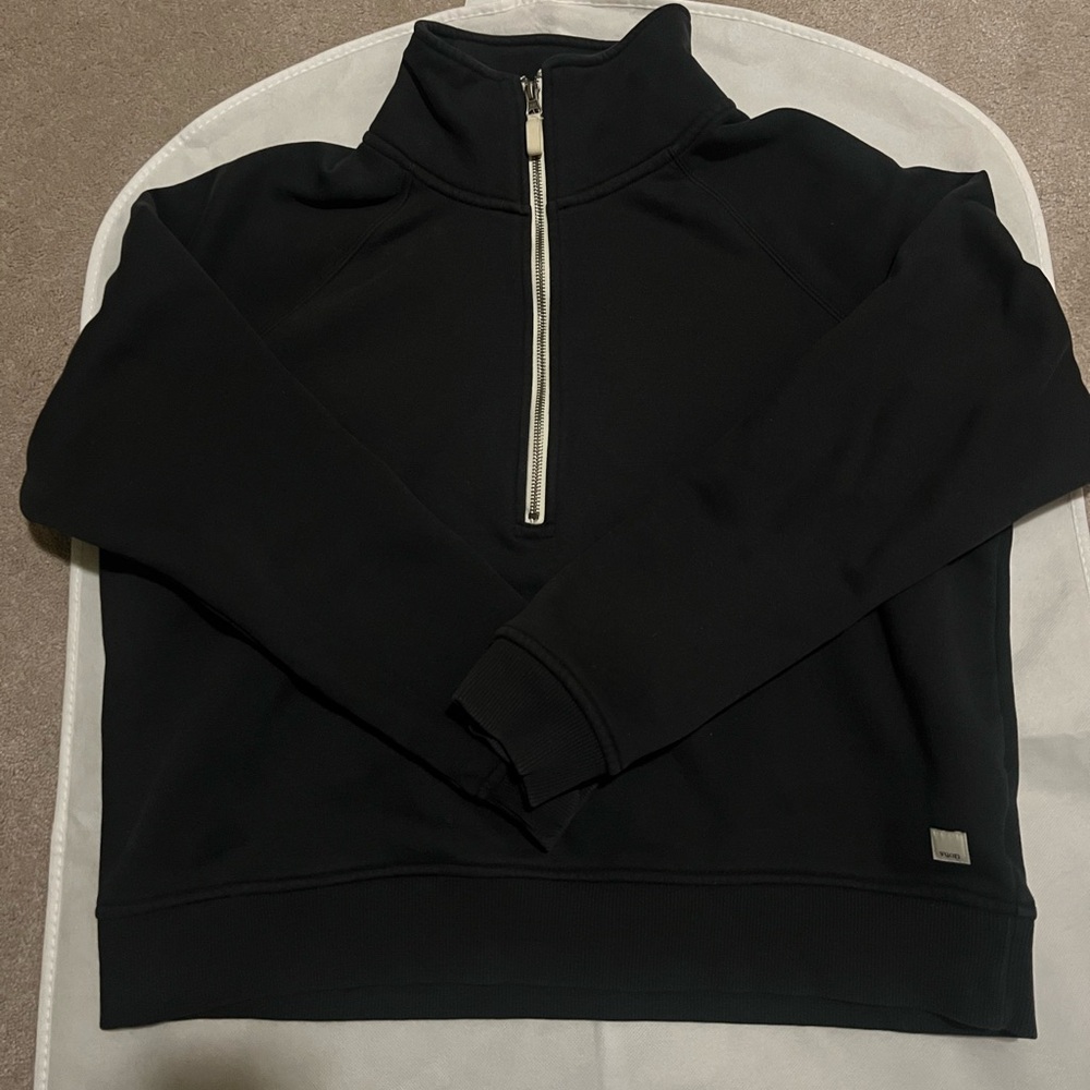 Vuori Woemens restore half zip in washed black color